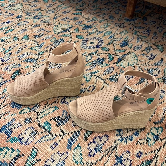 Light pink suede wedges - Picture 2 of 2